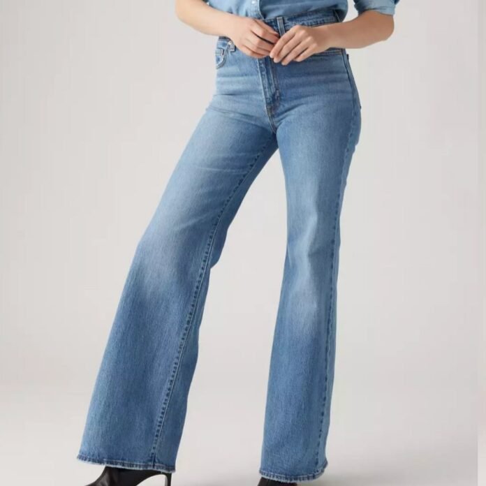 Estos jeans acampanados son pura tendencia este otoño 2025 y se llevan con estos cinco blazers divinos