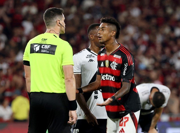 Bruno Henrique discute con el referí Rafael Rodrigo Klein (Reuters). 