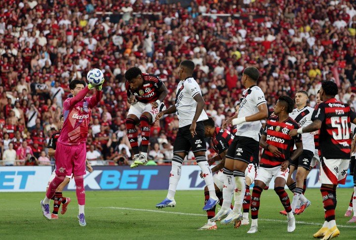 Agustín Rossi rechaza ante Vasco da Gama (Reuters). 