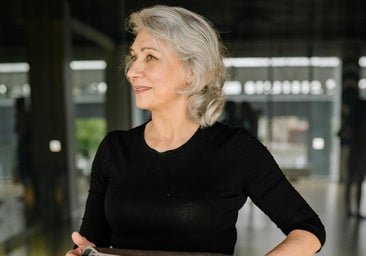 Estiramiento del cosaco, el ejercicio más fácil para aumentar la flexibilidad y fuerza a los 50 sin salir de casa