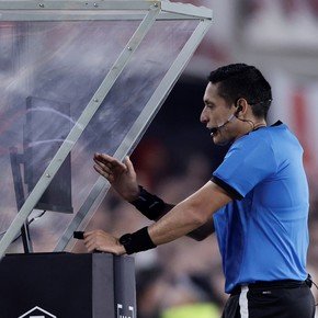 Video: la revisión en VAR que pasó de un posible penal para River a un offside de Montiel