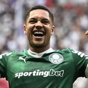 Quién es Vitor Roque, el punta del Palmeiras que llega al Monumental tras un hat-trick