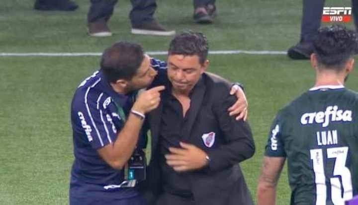 Abel Ferreira, colgado de Gallardo después de la serie de semifinales en la CL2020.