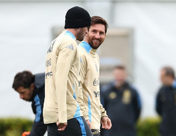 Messi, con su amigo De Paul. REUTERS/Agustin Marcarian