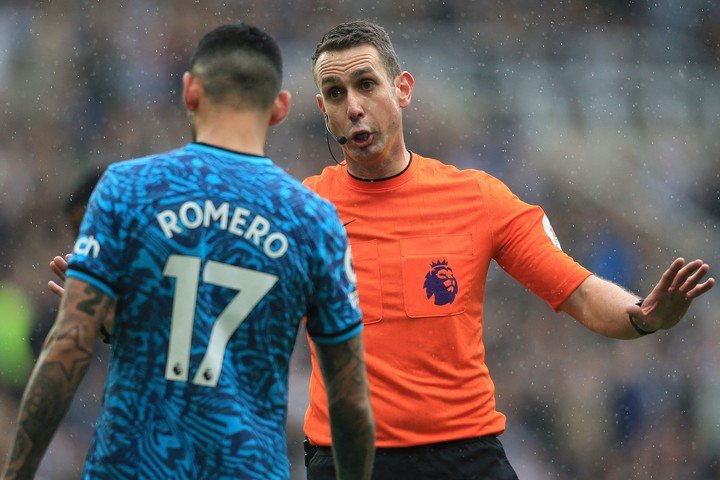 David Coote en uno de sus últimos partidos: con el Cuti Romero, de Tottenham (AFP).