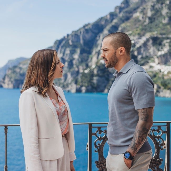 La serie nos narra una misteriosa desaparición en un lujoso hotel afincado en la Costa Amalfitana.