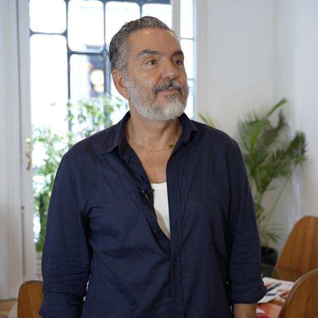 Imagen principal - Juan Duyos nos muestra en su taller cómo ha elevado a categoría de joya los dispositivos de Glo* (+18. Producto no exento de riesgos y al usarse con sticks proporciona nicotina, una sustancia adictiva).