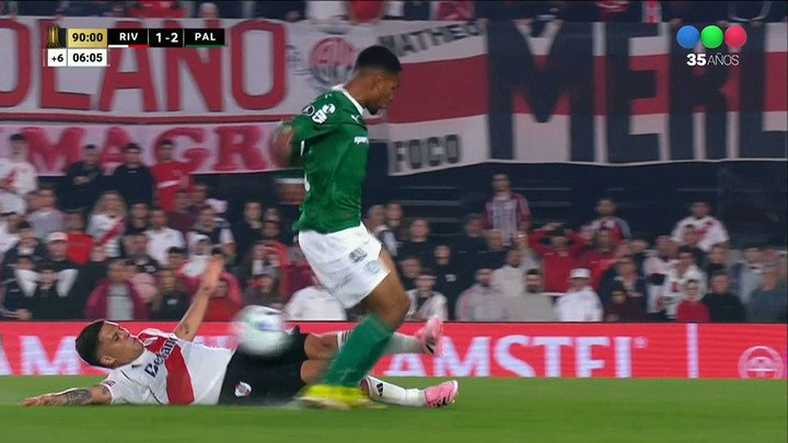 La gran salvada de Juanfer en defensa.