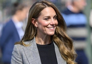 Kate Middleton tiene el mejor look de entretiempo: traje de cuadros, tacones y un collar muy especial