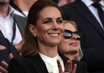 Kate Middleton reaparece guapísima tras la polémica con su pelo: blusa de volantes y semirecogido con ondas