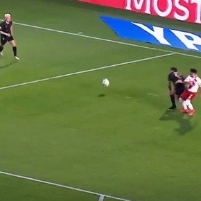 Video: la lesión de González Pirez luego de chocar con Maxi Salas