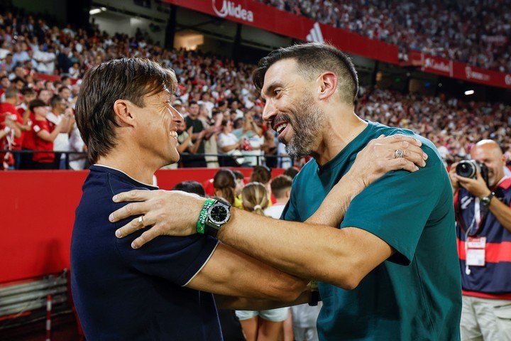 El saludo entre Almeyda y el entrenador del Elche, Eder Sarabia. (EFE/ Julio Muñoz)