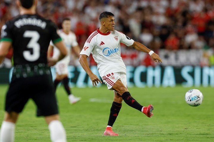 Alexis Sánchez en su debut con el Sevilla. (EFE/Julio Muñoz)