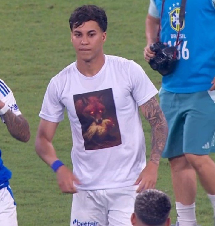 Kaio Jorge con la remera en la que el zorro (raposa) se come al gallo (galo).