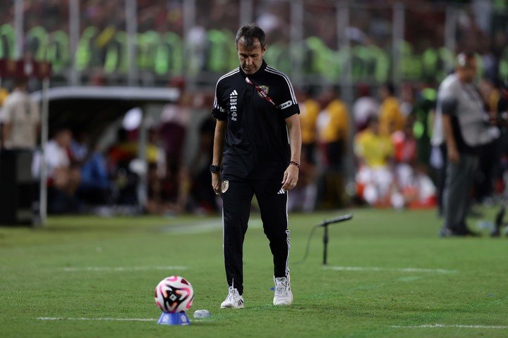 El entrenador Fernando Batista durante la derrota ante Colombia (EFE).