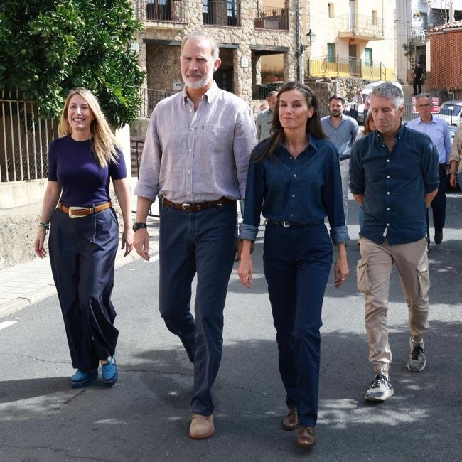 La reina Letizia con unos botines marrones de cordones.