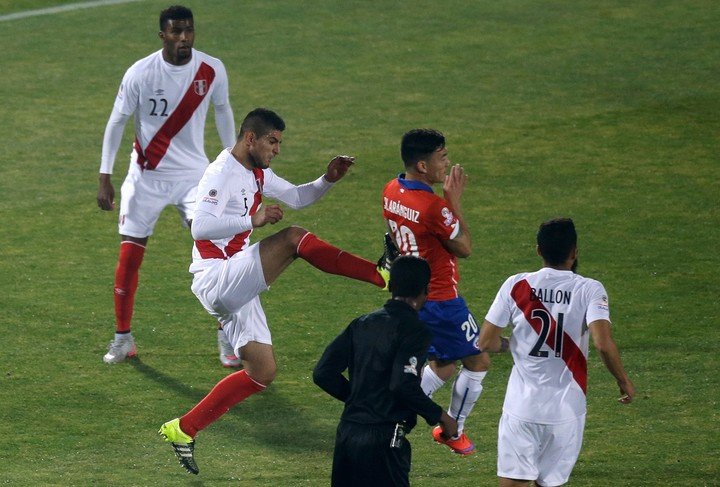 La patada de Carlos Zambrano a Charles Aranguiz en la Copa América 2015: este jueves le pegó un codazo (AP).
