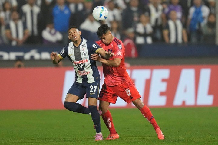 Kevin Quevedo, de Alianza Lima, contra Fabián Hormazábal, de Universidad de Chile (AP).