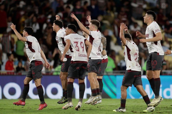 Gran triunfo y clasificación de Lanús (AP).