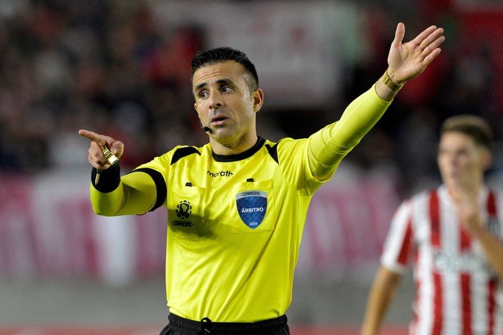  Piero Maza dirigió a Estudiantes contra Tacuary de Paraguay en 2023.