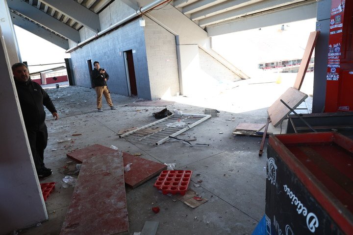 Así había quedado el sector visitante de la cancha de Independiente. (Foto: Francisco Loureiro)