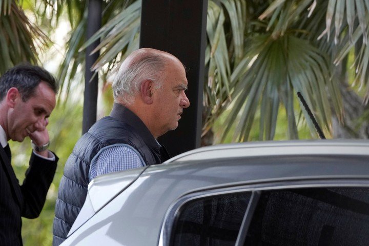 Néstor Grindetti, presidente de Independiente, y Maximiliano Walker, abogado del club. (Foto: AP)