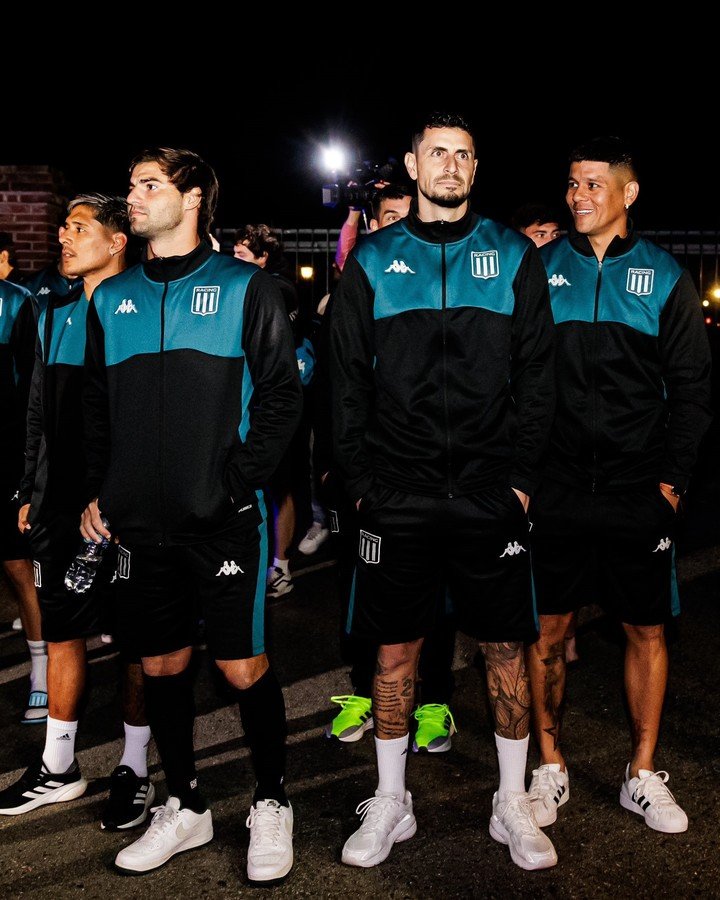 Los jugadores de Racing observan el aguante de la gente.