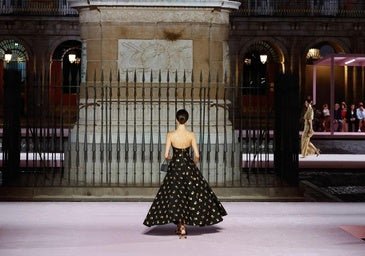 Todos los homenajes de Carolina Herrera a la artesanía española en su desfile en Madrid y otras noticias que debes conocer