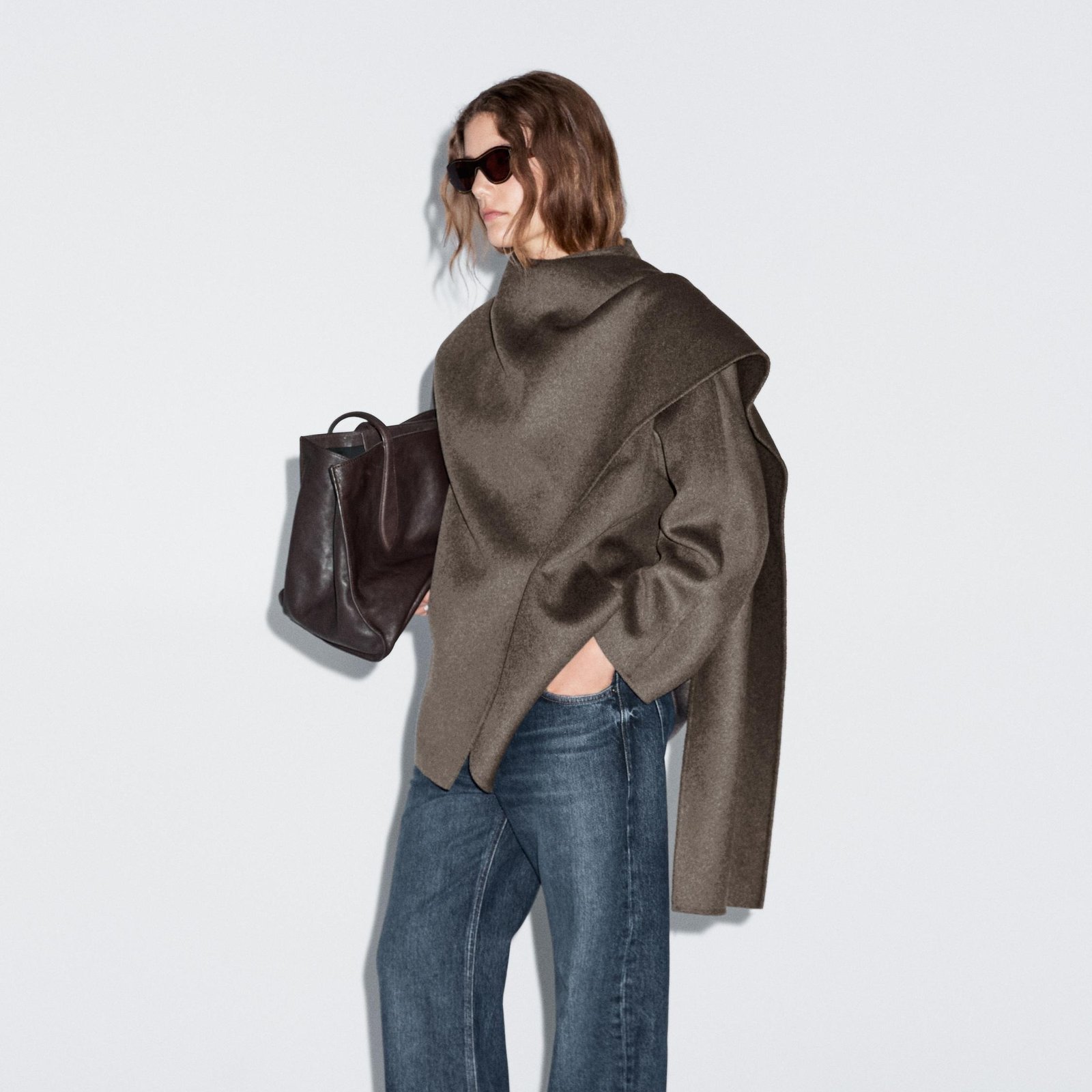 Abrigo medio con bufanda 