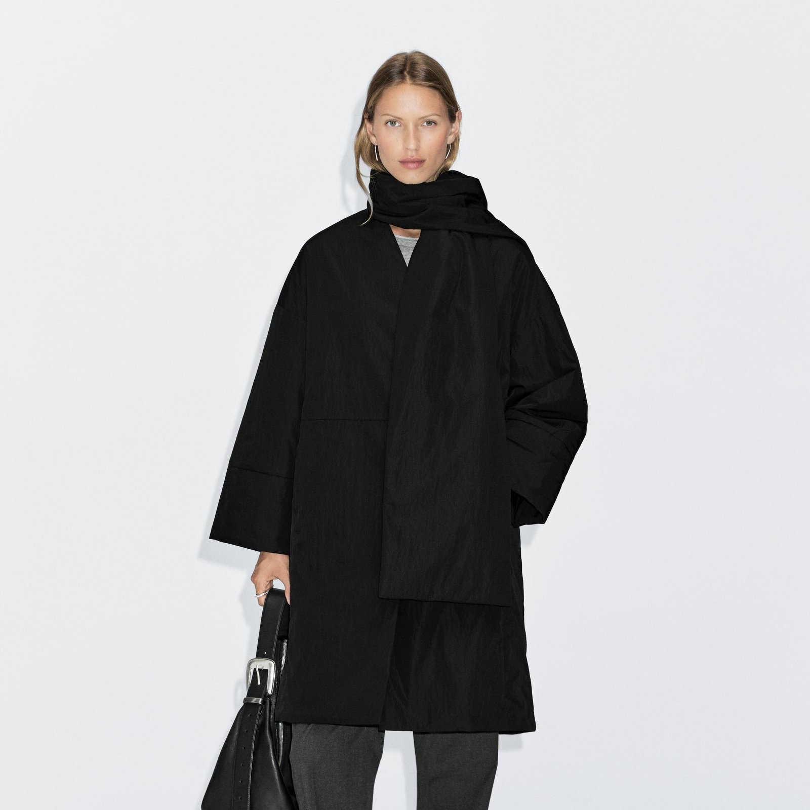 Abrigo largo acolchado impermeable con bufanda