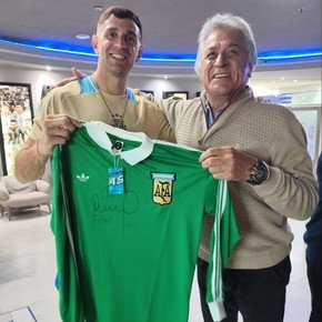 La foto de Dibu Martínez con Fillol antes de alcanzarlo en la historia de la Selección