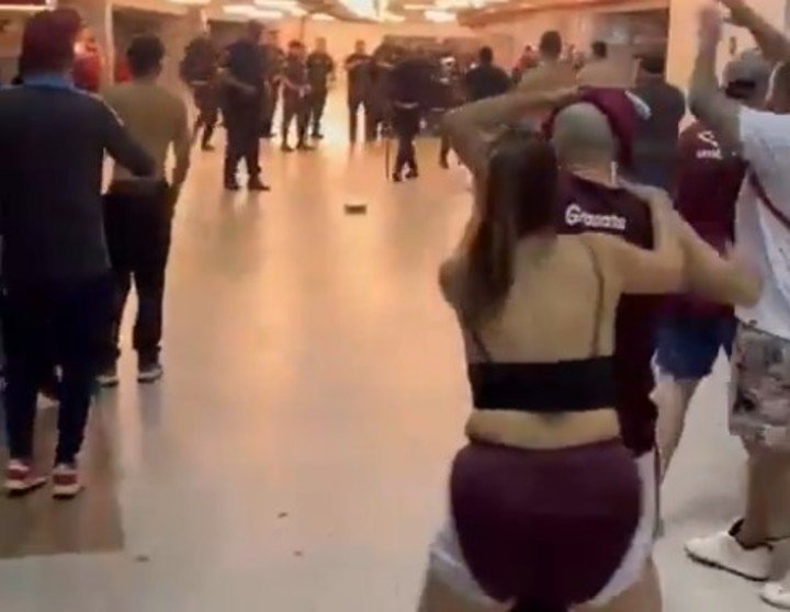 Un hincha de Lanús herido en la cabeza en un pasillo interno.