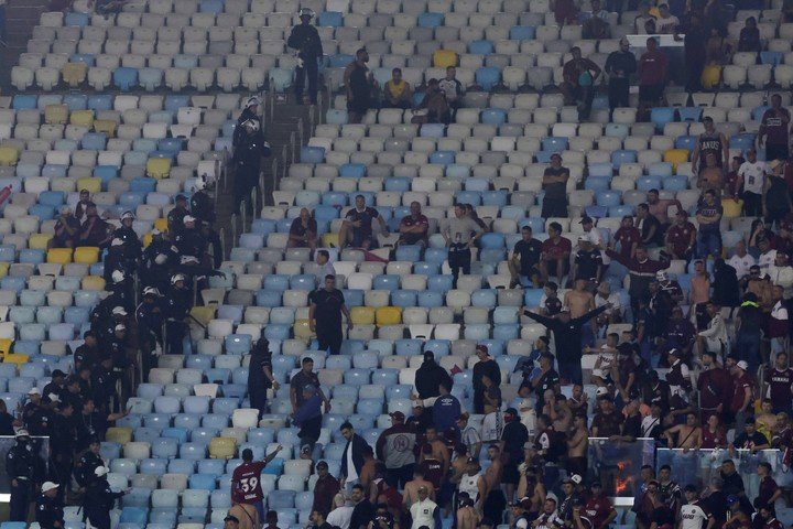 La policía contra los hinchas de Lanús.