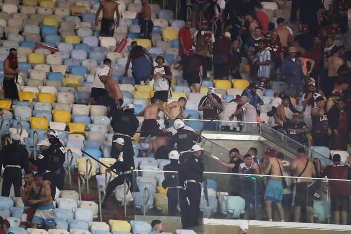 La policía contra los hinchas de Lanús (AP).