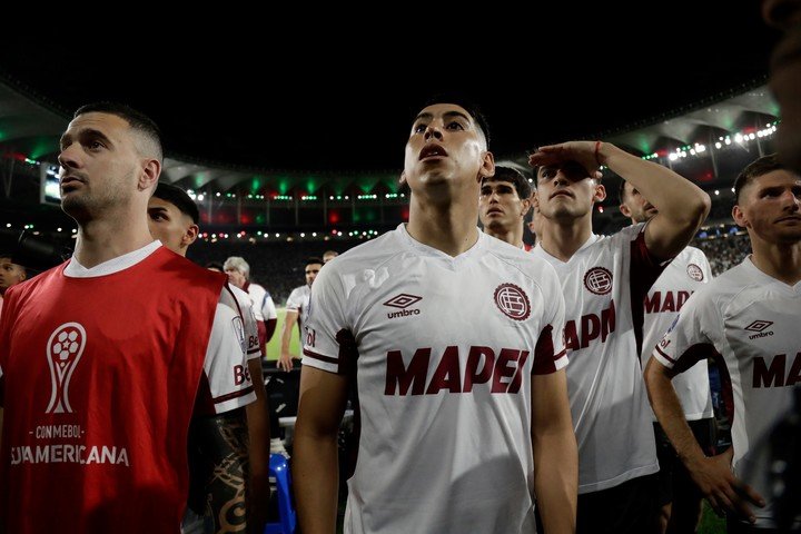 Los jugadores de Lanús siguen con preocupación los incidentes (AP).