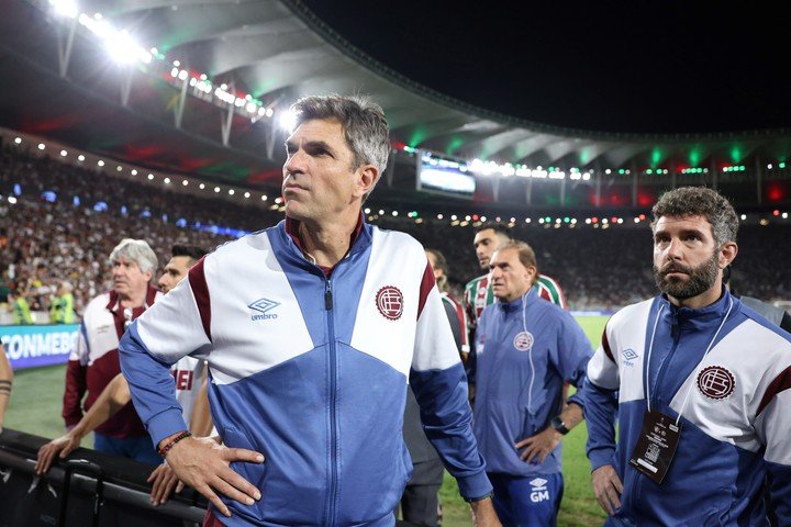 Mauricio Pellegrino, entrenador de Lanús, espera en el campo de juego (EFE).