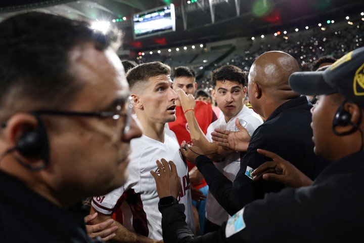 Los jugadores de Lanús discuten con los agentes (EFE).