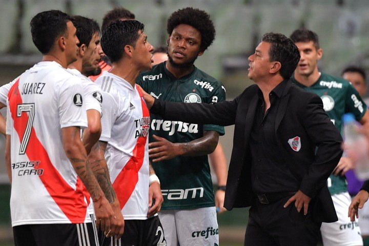 Gallardo y Enzo Pérez en plena discusión con jugadores del Palmeiras en la revancha de la semi en San Pablo (EFE/Nelson Almeida POOL).