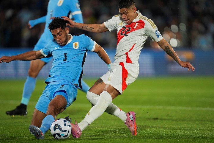Perú sufrió una dura caída ante Uruguay (AP).