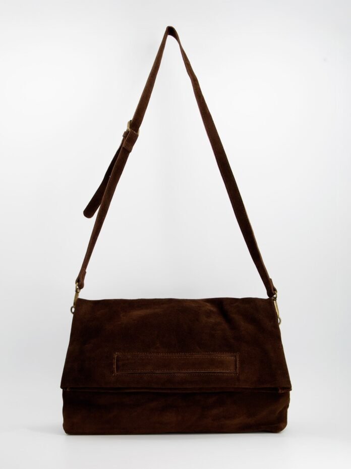 Pijas y modernas llevan la tendencia de otoño: este bolso bandolera de ante conquistará todos los looks esta temporada