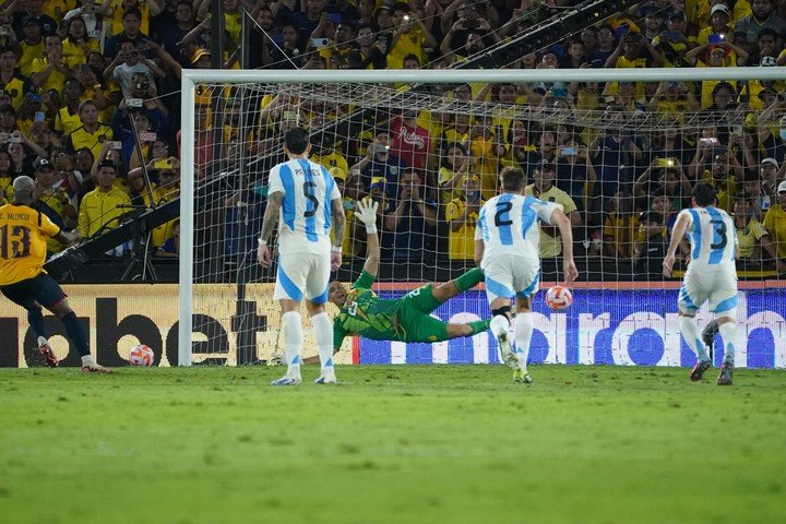 El gol de penal de Ecuador (Juano Tesone)