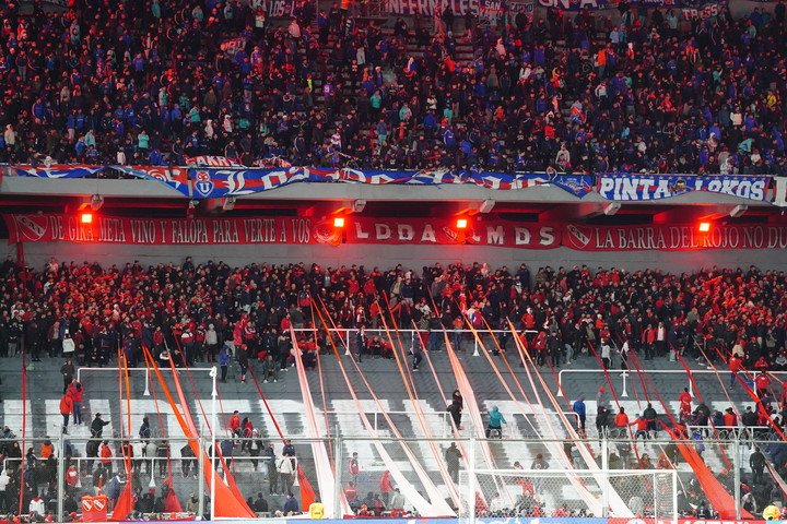 Los hinchas de U. de Chile en Avellaneda (Carroll). 