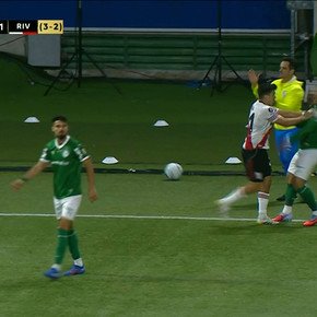El descontrol de Acuña en el final: empujón, penal y expulsión