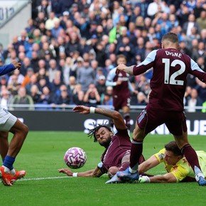Video: las grandes atajadas del Dibu Martínez en el empate del Aston Villa con Everton
