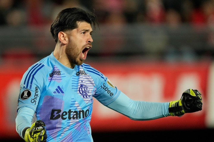 Agustín celebra el penal atajado a Benedetti (AP).