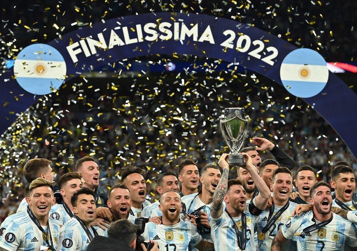 Argentina fue campeón de la última Finalissima. (Photo by Glyn KIRK / AFP)