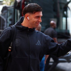 Dibu Martínez, ni al banco en Aston Villa: el Manchester United aceleró por él