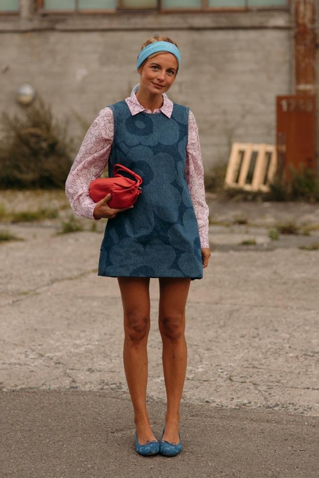 Look con vestido corto de verano sobre camisa.