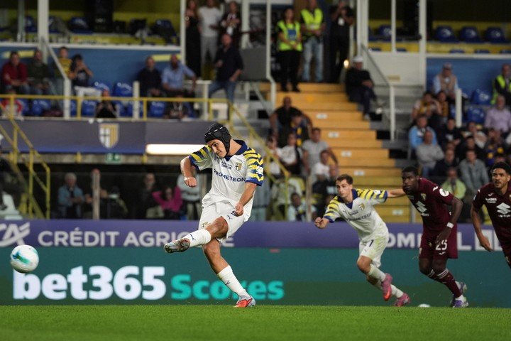 Pie abierto, el gesto técnico del delantero. AP.