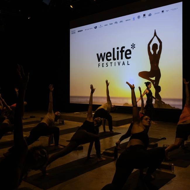 Mercedes de la Rosa inauguró la sala de bienestar con su clase de yoga.